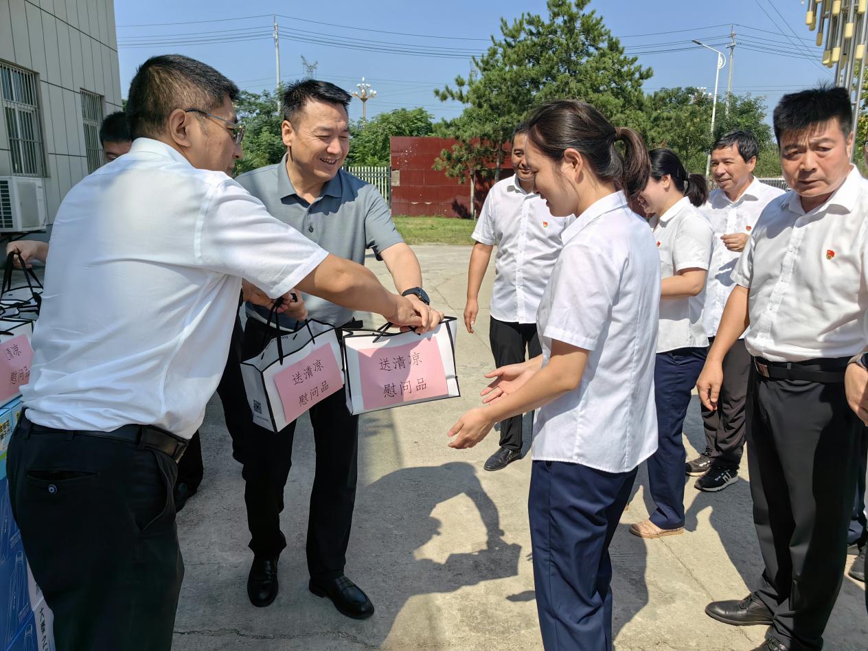 环保集团：集团向导赴华阴污水处置惩罚公司生产一线送清凉.jpg2.jpg