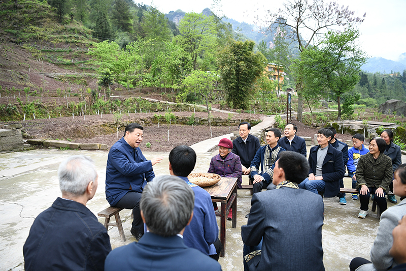 2019年4月15日，，，，，，，习近平总书记在重庆石柱土家族自治县中益乡华溪村同村民代表、下层干部、扶贫干部、墟落医生等围坐在一起，，，，，，，共话脱贫攻坚。。。。。