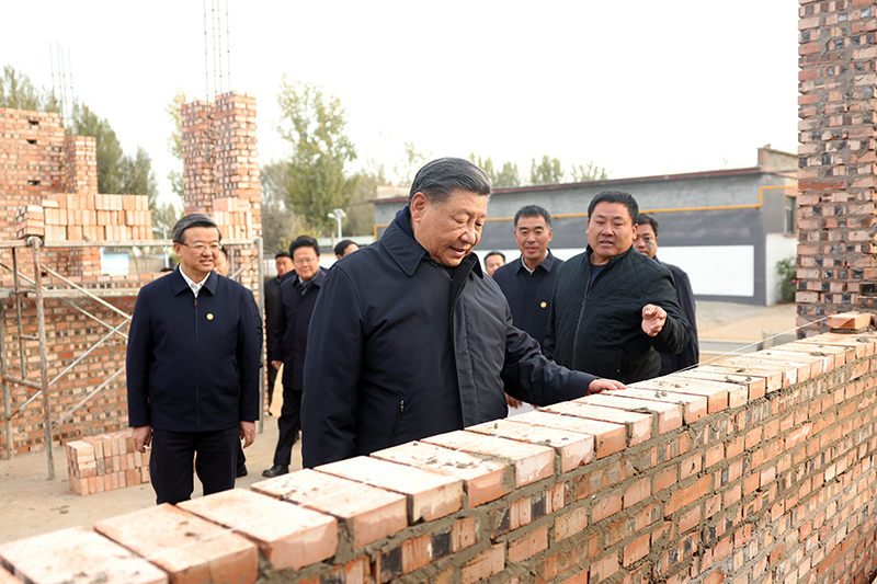 2023年11月10日，，，，，，，习近平总书记在河北保定涿州市刁窝镇万全庄村衡宇重修施工现场考察。。。。。
